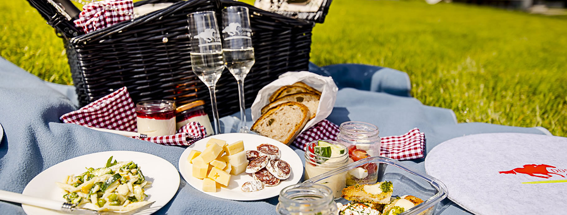 Picknickkorb auf der Rennbahn