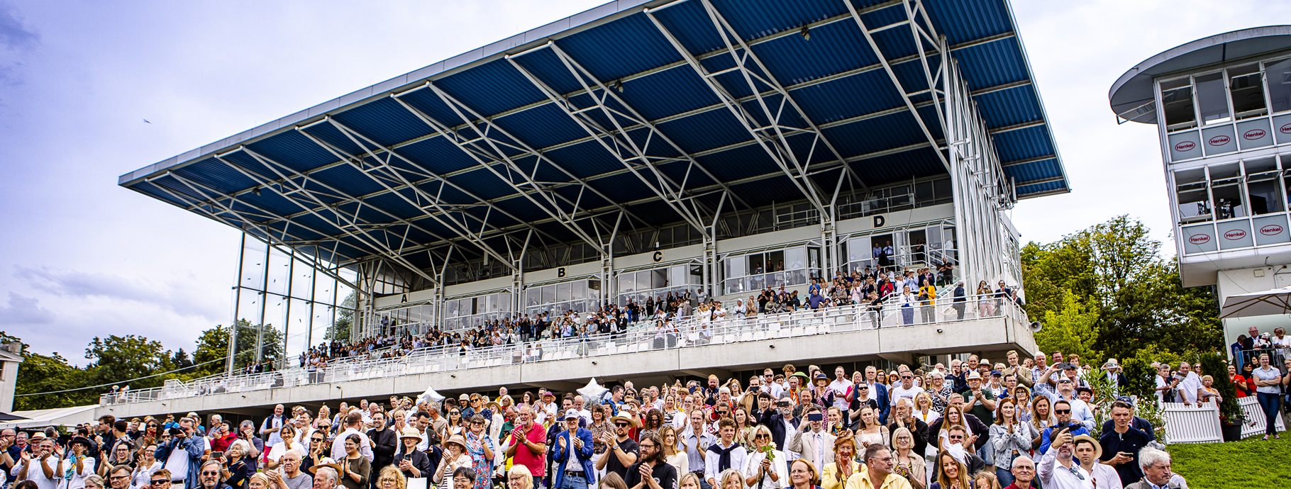Haupttrib&uuml;ne der Rennbahn